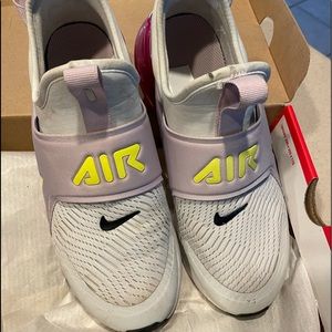 Nike Youth size 5 Air Max 270